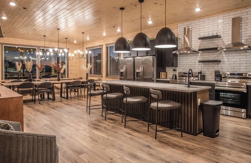 Sevierville Kabine | Luxe 12-BR Cabin - Indoor Pool, Theater, Sleeps 36