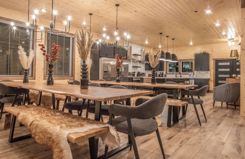 Sevierville Kabine | Luxe 12-BR Cabin - Indoor Pool, Theater, Sleeps 36