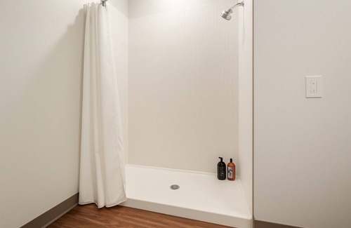 Five Points South Wohnung | Luxe 2BR Apt | Minutes to Dining + Culture