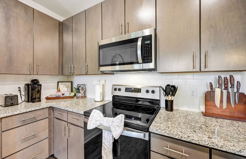 Deerwood Wohnung | Luxe 2BR Retreat, Resort Style Pool, Near Mayo Clinic, Beaches & Town Center