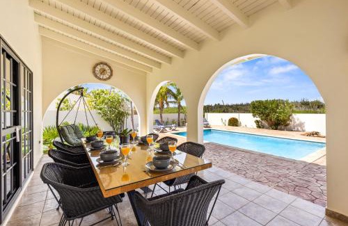 Opal Wohnung | LUXE 3BR and 3BA Villa w Pool Villa Leone by Bocobay