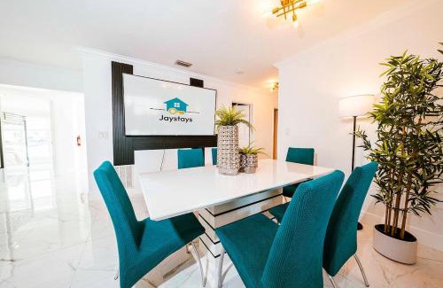 West Hollywood Haus | Luxe 4 BR Heated Pool - Hardrock - Stadium - Beach