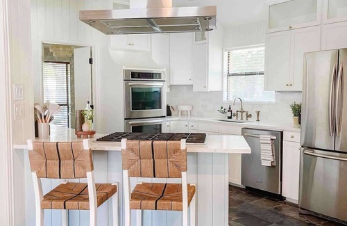 Grapevine Haus | Luxe 4BR w/ Heated Pool + Hot Tub | Walk to Lake