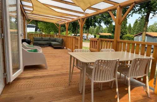 Sevenum Skihütte | Luxe chalet op 5-sterren camping met comfortabel ingerichte veranda - parkkosten zijn inbegrepen