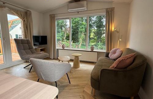 Sevenum Skihütte | Luxe chalet op 5-sterren camping met comfortabel ingerichte veranda - parkkosten zijn inbegrepen