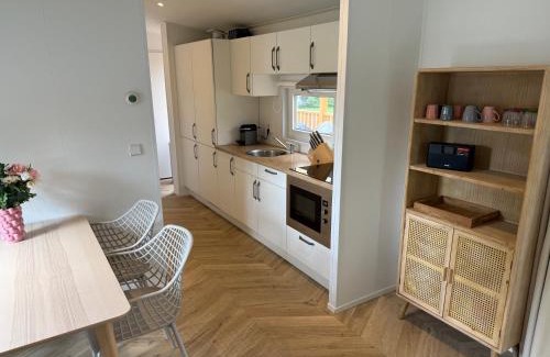 Sevenum Skihütte | Luxe chalet op 5-sterren camping met comfortabel ingerichte veranda - parkkosten zijn inbegrepen