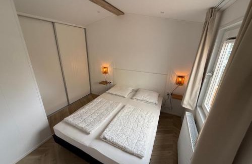 Sevenum Skihütte | Luxe chalet op 5-sterren camping met comfortabel ingerichte veranda - parkkosten zijn inbegrepen