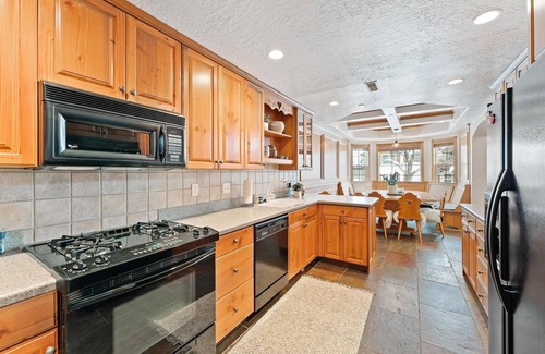 Midway Eigentumswohnung | Luxe Chalet - Sleeps 15