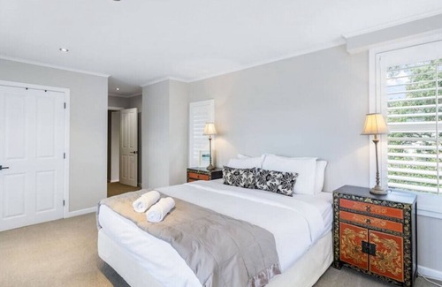 Devonport Haus | Luxe Devonport Home Mins To Beach | Spa & Netflix