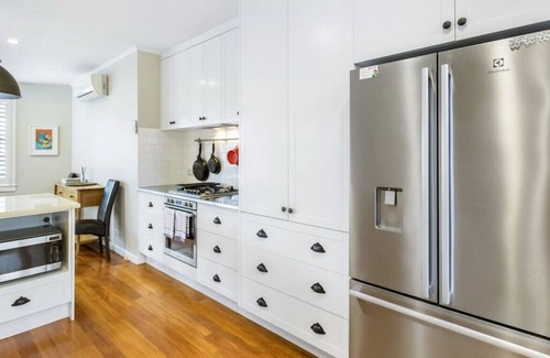 Devonport Haus | Luxe Devonport Home Mins To Beach | Spa & Netflix