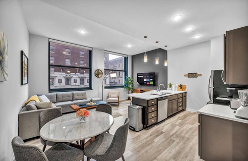 Gateway District Wohnung | Luxe Flat w/ Heated Pool & Sauna Gym Heart of DT