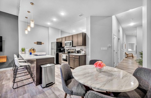 Gateway District Wohnung | Luxe Flat w/ Heated Pool & Sauna Gym Heart of DT