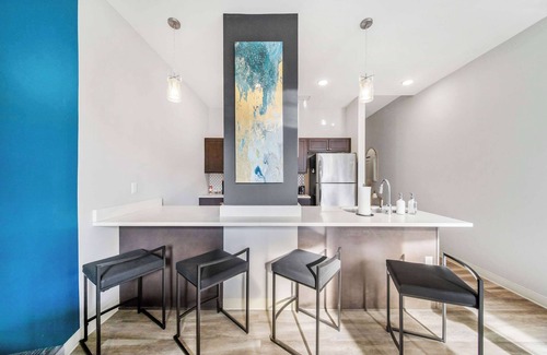 Gateway District Wohnung | Luxe Flat w/ Heated Pool & Sauna Gym Heart of DT