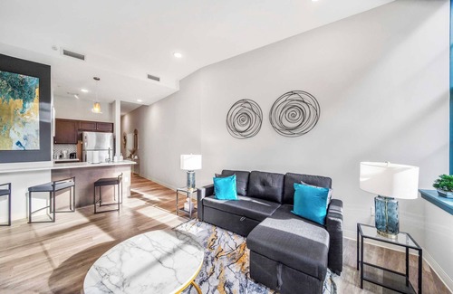 Gateway District Wohnung | Luxe Flat w/ Heated Pool & Sauna Gym Heart of DT