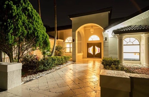 Plantation Villa | Luxe Gorgeous 7BR Home With Game Room/Pool