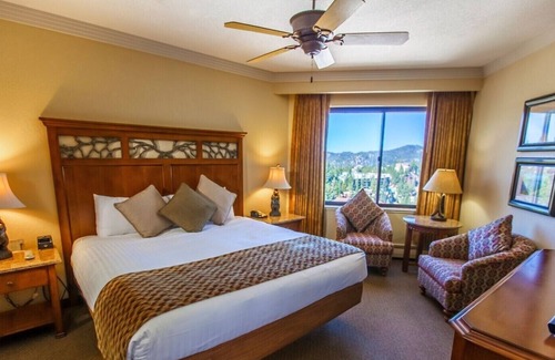 Tahoe Village Villa | Charming Condo in der Nähe von Heavenly | Zugang zu Pools, Spa + Fitness Center!