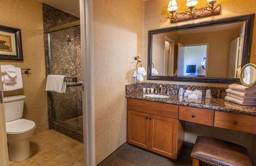 Tahoe Village Villa | Charming Condo in der Nähe von Heavenly | Zugang zu Pools, Spa + Fitness Center!