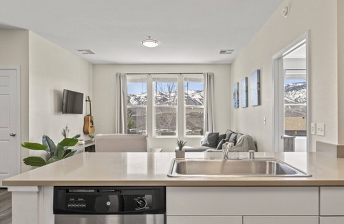 Northwest Reno Wohnung | Luxe Home Ensuite Baths Pool Gym & Mountain Views