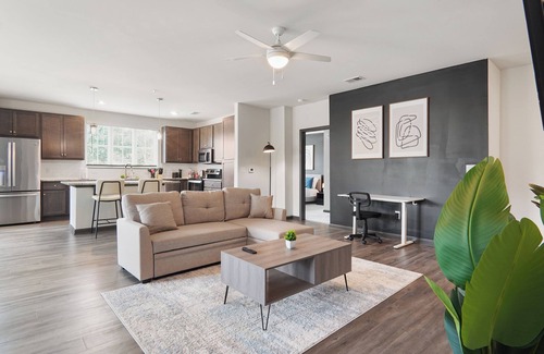 North Raleigh Wohnung | Luxe King 3BR Suite in North Raleigh