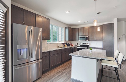 North Raleigh Wohnung | Luxe King 3BR Suite in North Raleigh