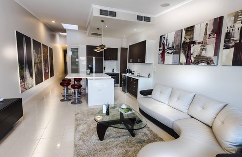 New Farm Wohnung | Eine von zwei Boutique-Apartments im Obergeschoss mit Außenterrasse