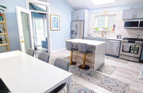 Logan Square Haus | Luxe Ranch & Spa House Retreat! Pets Welcome