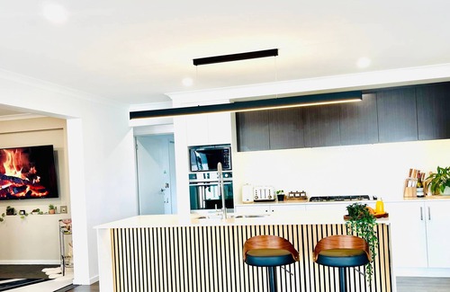 Rokeby Haus | Luxe Retreat with Spa - Near airport & CBD