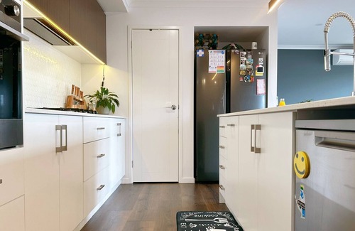 Rokeby Haus | Luxe Retreat with Spa - Near airport & CBD