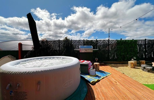 Rokeby Haus | Luxe Retreat with Spa - Near airport & CBD