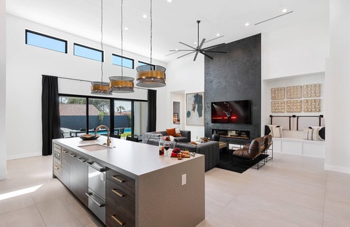 North Scottsdale Hütte | Luxe - Solstice Retreat - Heated Pools - 2 Homes