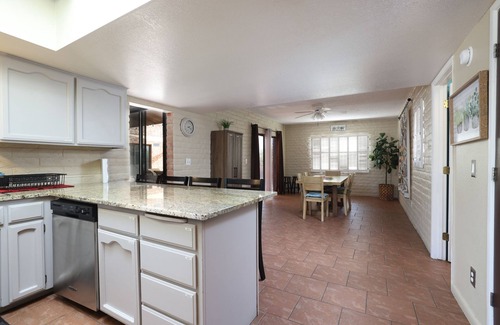 Sahara Palms Haus | Luxe & Spacious Gem: Pool ~ 15min to Downtown ~ Parking!