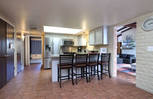 Sahara Palms Haus | Luxe & Spacious Gem: Pool ~ 15min to Downtown ~ Parking!