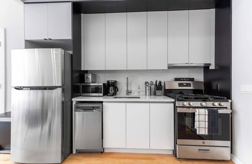 Central Park South Wohnung | Luxe Studio with Charming Juliet Balcony