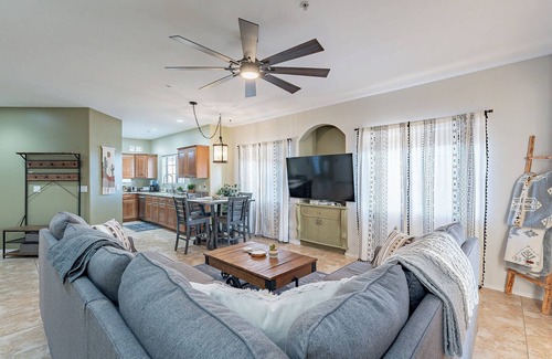 South Scottsdale Wohnung | Luxe Top-Floor Condo|Camelback Views| Heated Pool