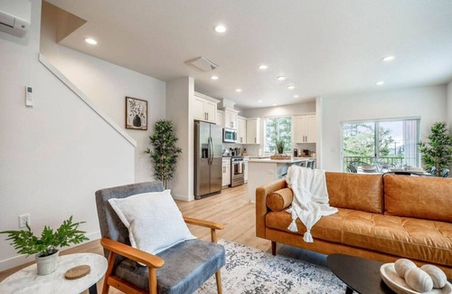Eugene Haus | LUXE | U of O | Downtown | 5 Bed