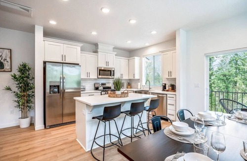 Eugene Haus | LUXE | U of O | Downtown | 5 Bed