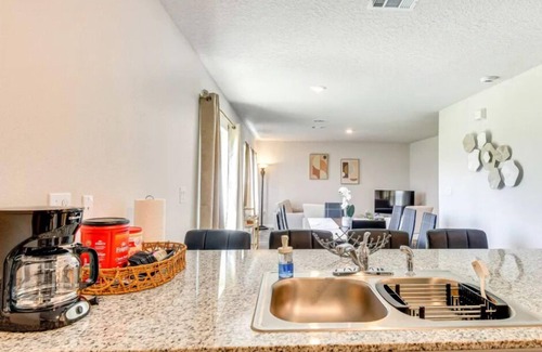 Palm Coast Villa | Luxe Villa with Private Garden, BBQ & 14 Guest