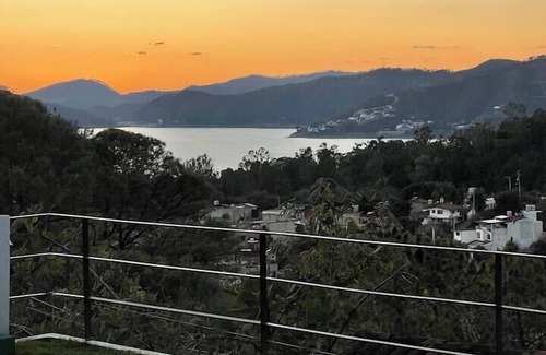 El Calvario Haus | LUXO Casa Valle de Bravo con jacuzzi y espectacular Vista al Lago