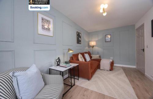 Leeds Haus | Luxuriou 5 Bedroom House By Homebird Property Management Short Lets & Serviced Accommodation Leeds With Private Parking & Free WiFi