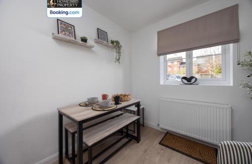 Leeds Haus | Luxuriou 5 Bedroom House By Homebird Property Management Short Lets & Serviced Accommodation Leeds With Private Parking & Free WiFi