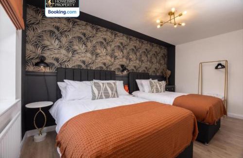 Leeds Haus | Luxuriou 5 Bedroom House By Homebird Property Management Short Lets & Serviced Accommodation Leeds With Private Parking & Free WiFi