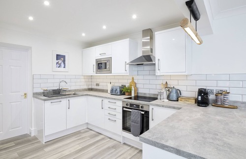 Ferndown Wohnung | Luxurious 2 bedroom apartment situated on a golf course.