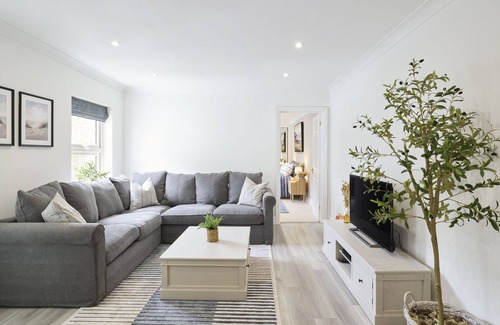 Ferndown Wohnung | Luxurious 2 bedroom apartment situated on a golf course.