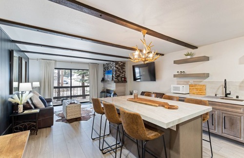 Kirkwood Eigentumswohnung | Luxurious 2 Bedroom Base Camp Condo - Steps from Kirkwood Village by RedAwning