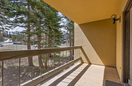 Kirkwood Eigentumswohnung | Luxurious 2 Bedroom Base Camp Condo - Steps from Kirkwood Village by RedAwning