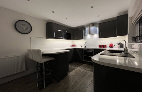 Maugersbury Haus | Luxurious 4 Bed house with Hot Tub in the Cotswolds!