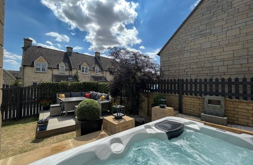 Maugersbury Haus | Luxurious 4 Bed house with Hot Tub in the Cotswolds!