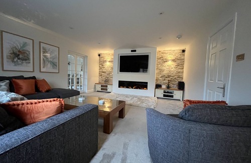 Maugersbury Haus | Luxurious 4 Bed house with Hot Tub in the Cotswolds!