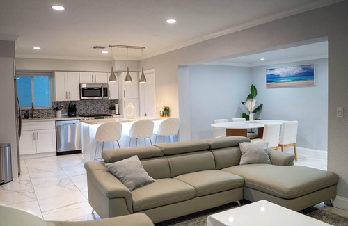 Driftwood Haus | Luxurious 4-bedroom house close to HARD ROCK CASINO