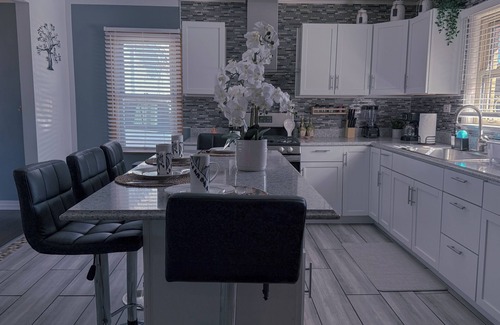 Burbank Haus | Luxurious 4-bedroom house 30min near downtown Chicago